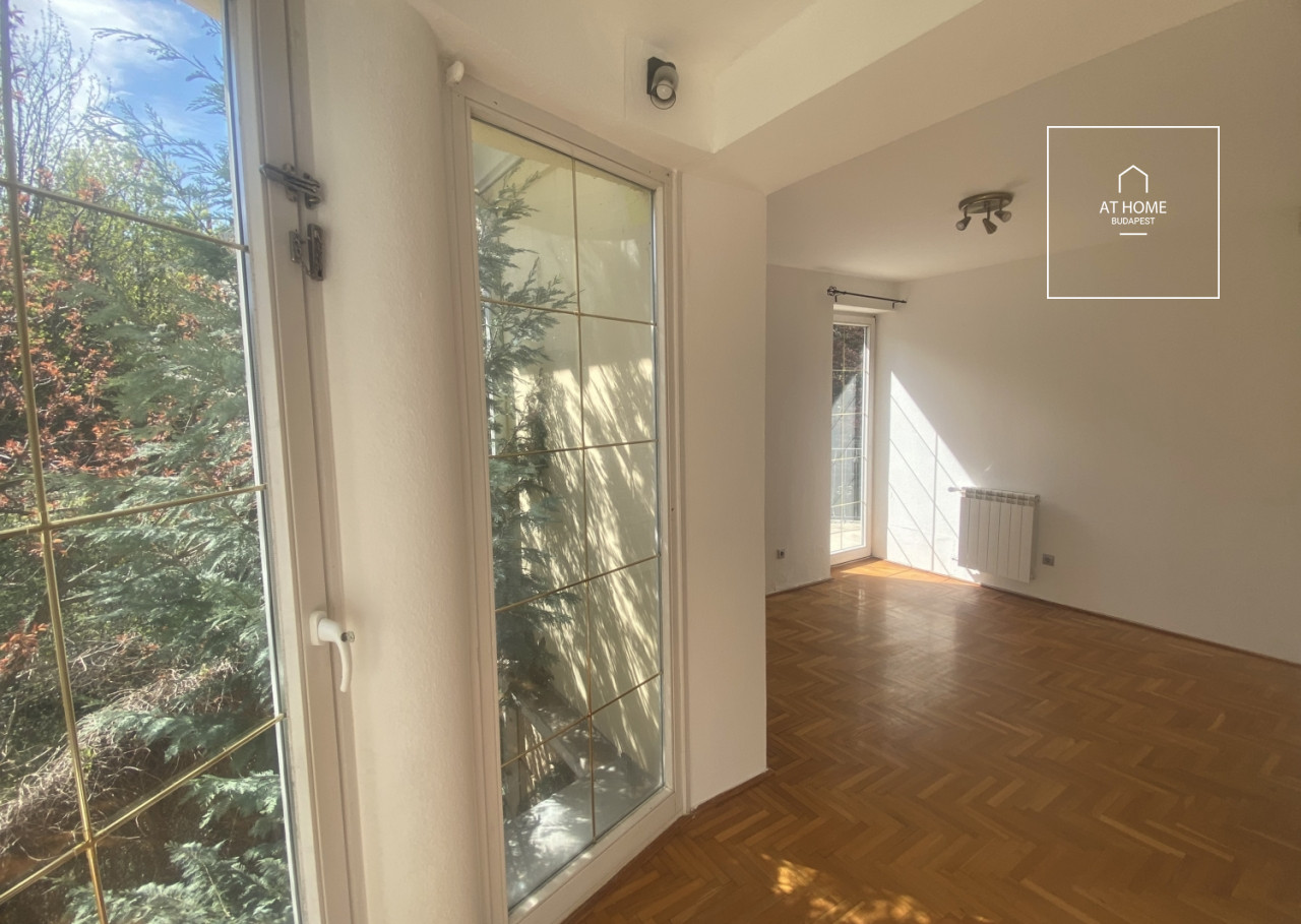 Renovated 250 sqm four-story semi-detached house with 6 bedrooms in District XII