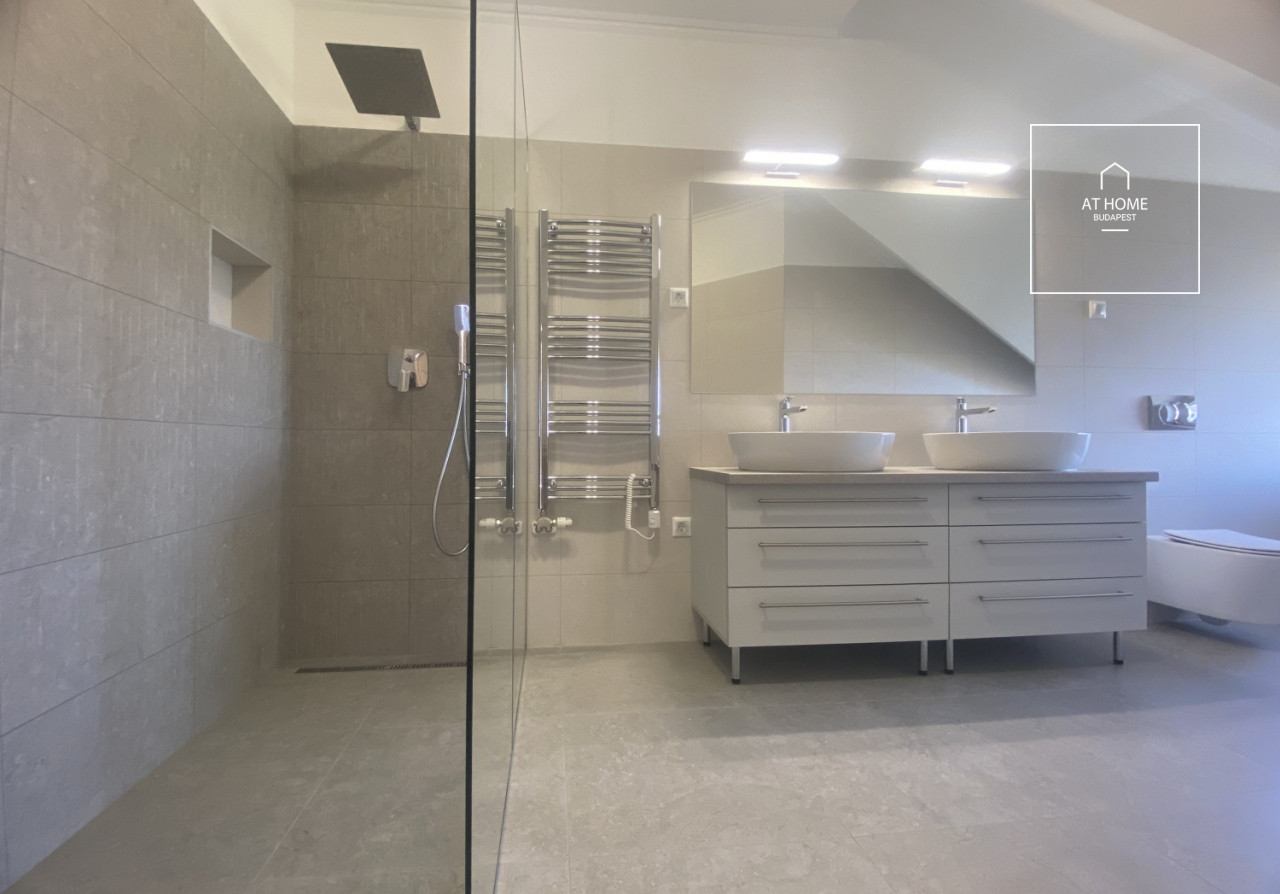 Renovated 250 sqm four-story semi-detached house with 6 bedrooms in District XII