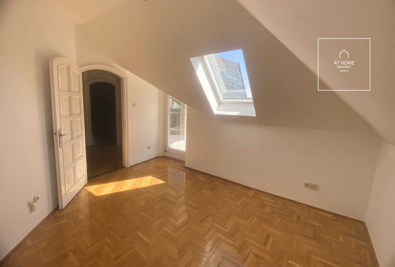 Renovated 250 sqm four-story semi-detached house with 6 bedrooms in District XII