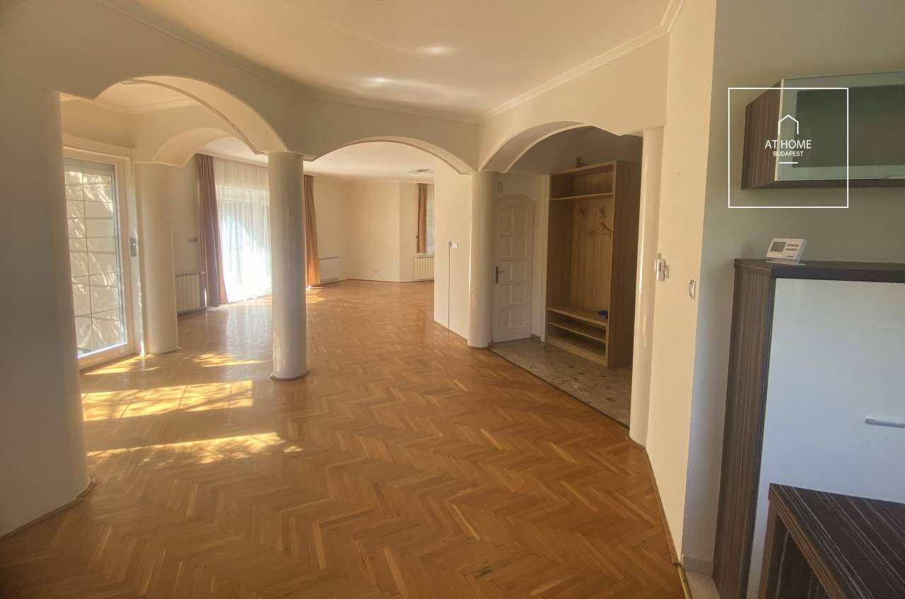 Renovated 250 sqm four-story semi-detached house with 6 bedrooms in District XII