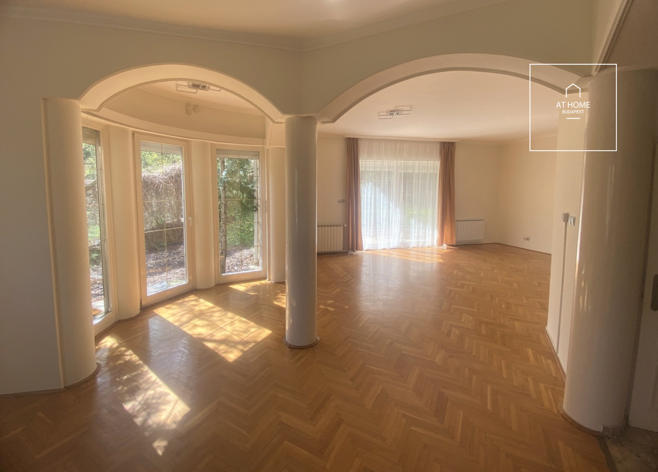 Renovated 250 sqm four-story semi-detached house with 6 bedrooms in District XII