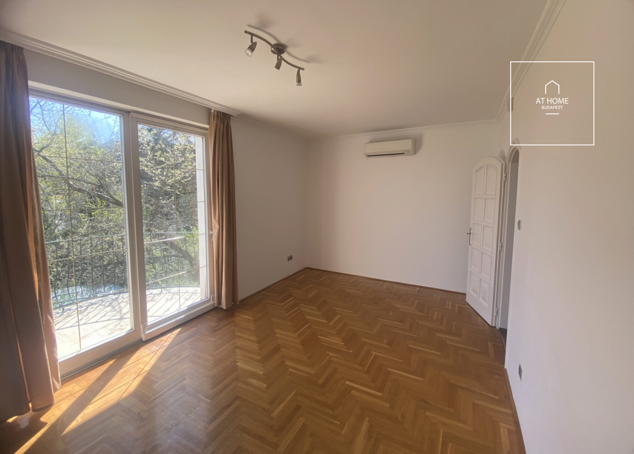 Renovated 250 sqm four-story semi-detached house with 6 bedrooms in District XII