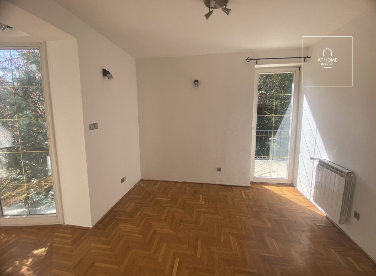 Renovated 250 sqm four-story semi-detached house with 6 bedrooms in District XII