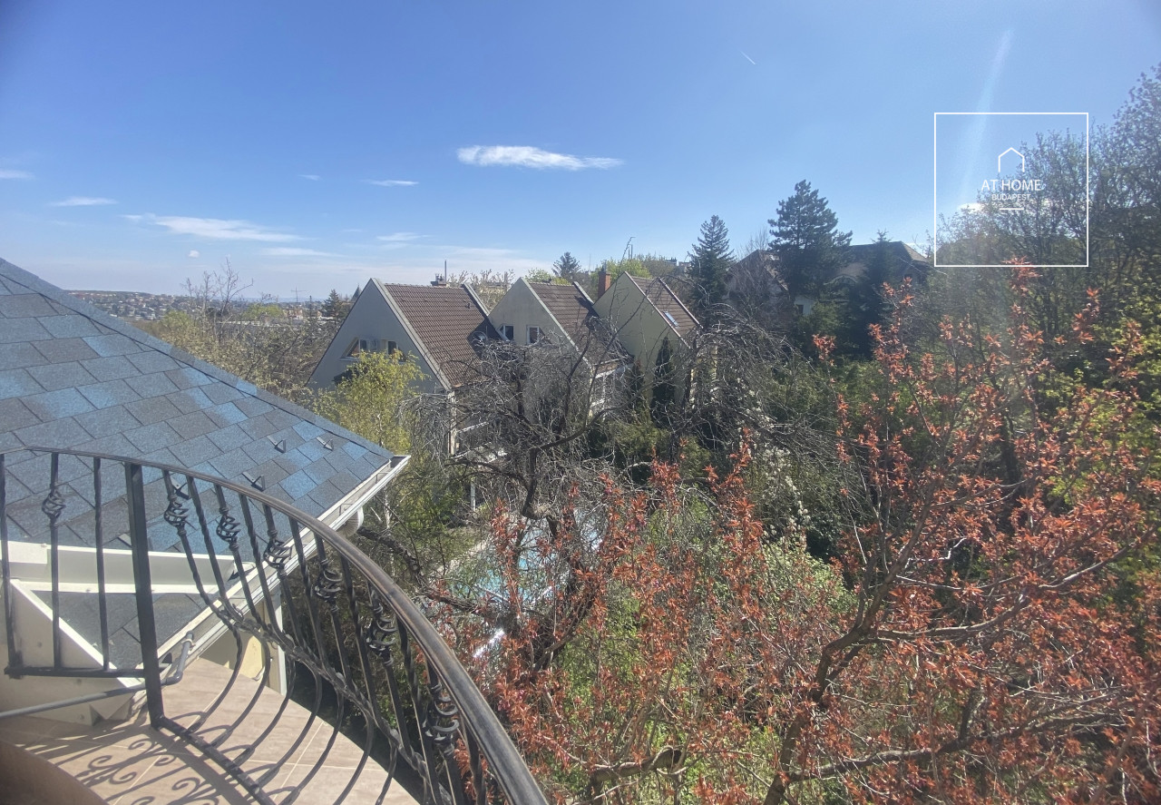 Renovated 250 sqm four-story semi-detached house with 6 bedrooms in District XII