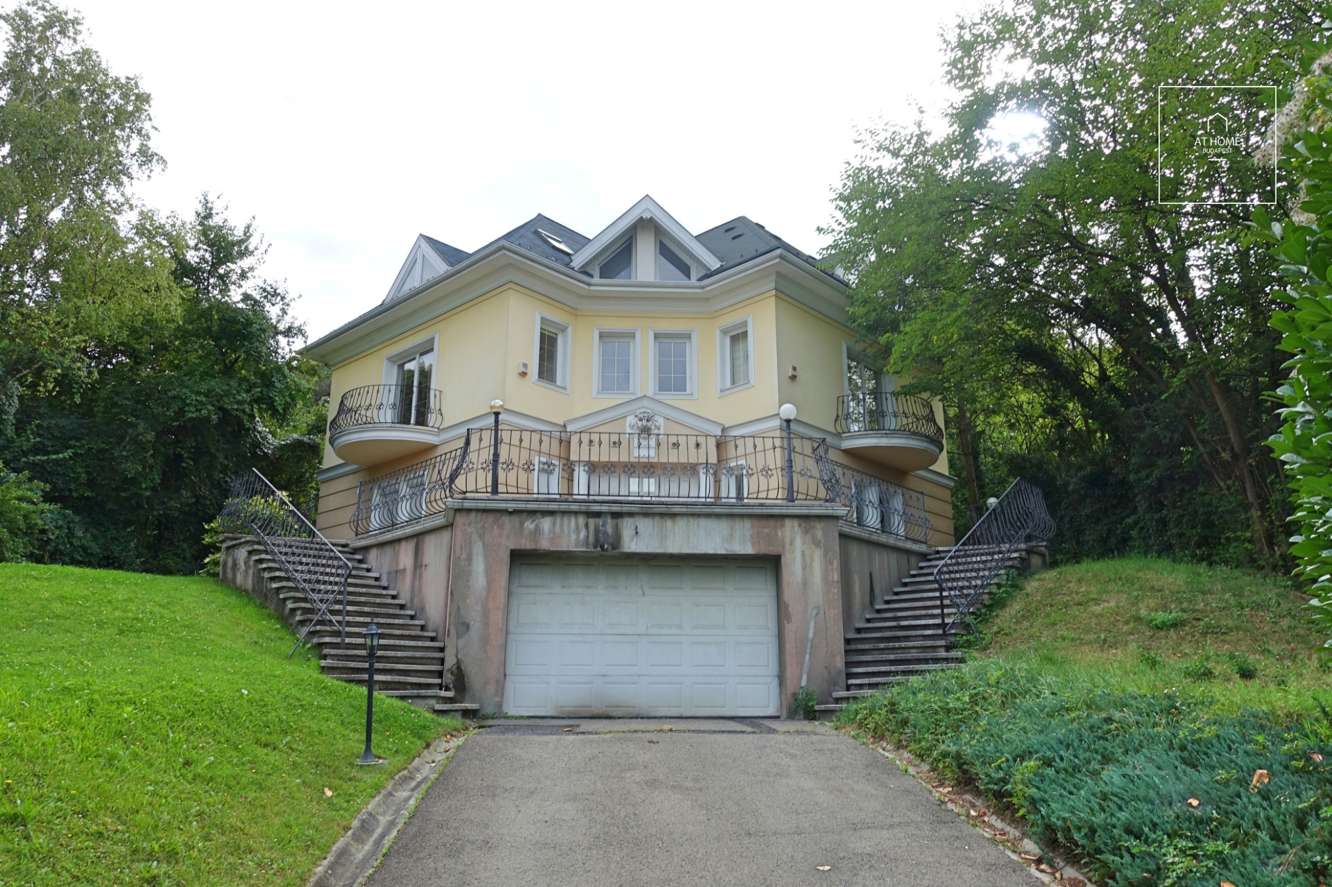 Renovated 250 sqm four-story semi-detached house with 6 bedrooms in District XII