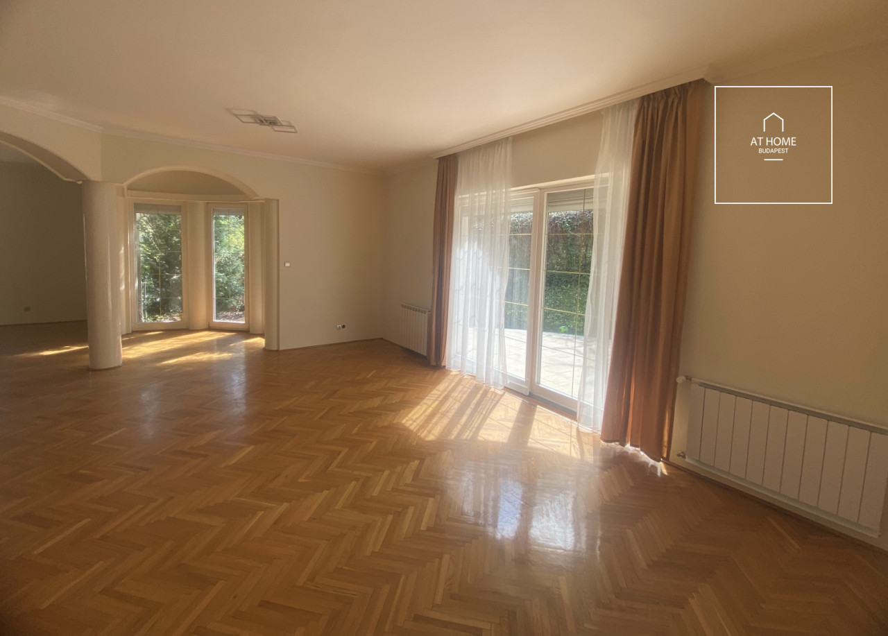 Renovated 250 sqm four-story semi-detached house with 6 bedrooms in District XII