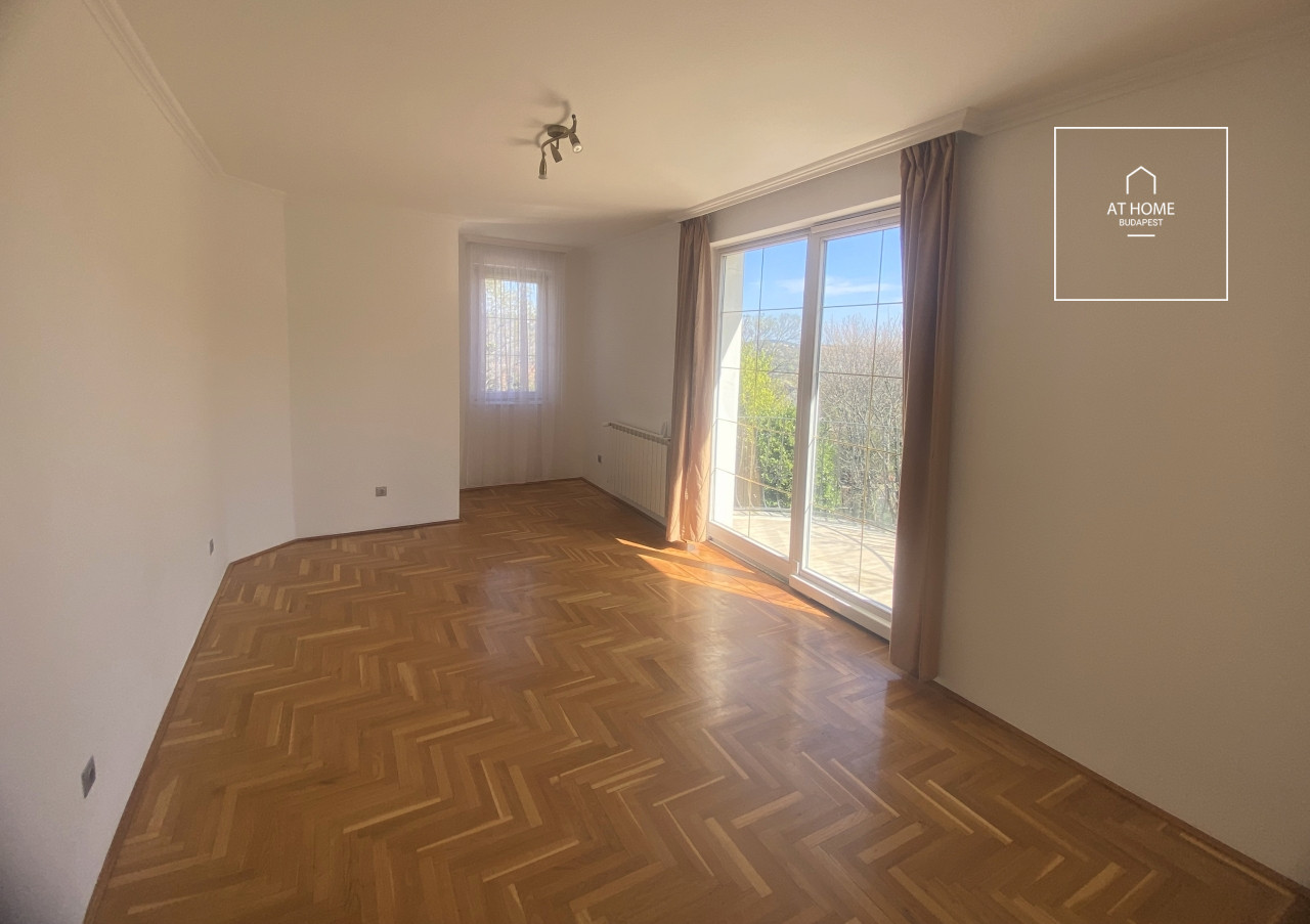 Renovated 250 sqm four-story semi-detached house with 6 bedrooms in District XII