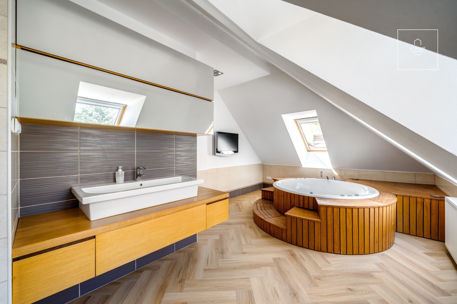 Beautiful panoramic apartment for sale in Szemlőhegy, 2nd district Budapest