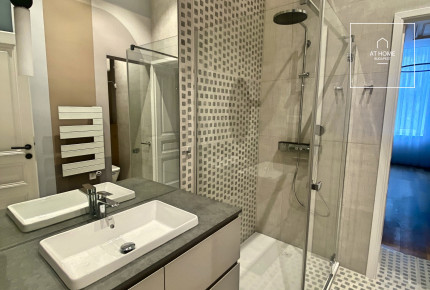 Elegant 2-Bedroom Luxury Apartment for Rent in the Heart of Víziváros