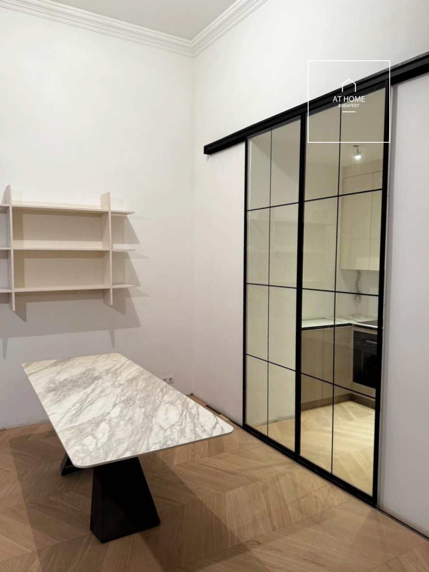 Exclusive, newly renovated apartment in the heart of Budapest, near Szabadság Square