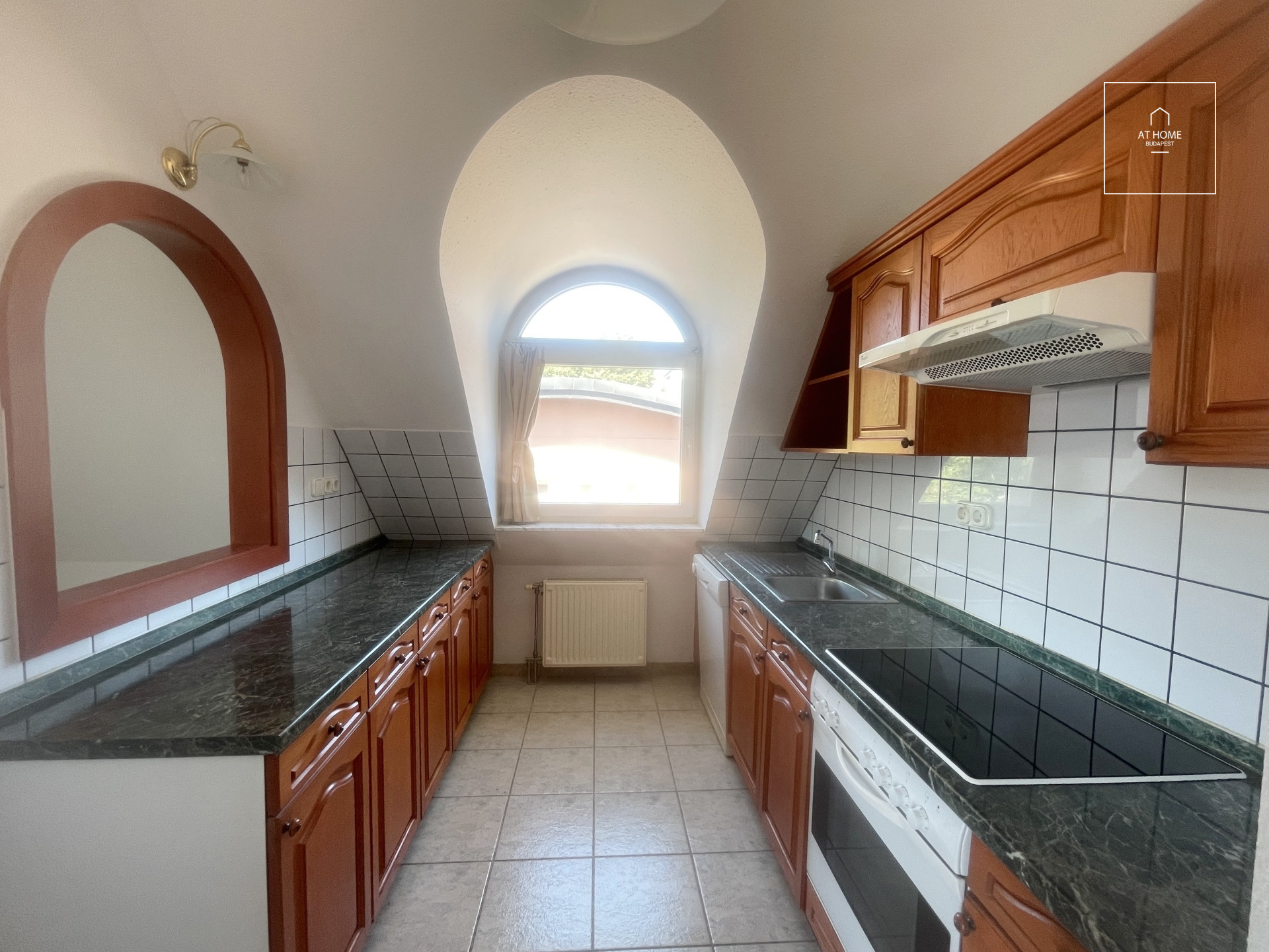 A three-bedroom apartment in a green area is available  in Budapest\'s 2nd district, Rózsadomb.