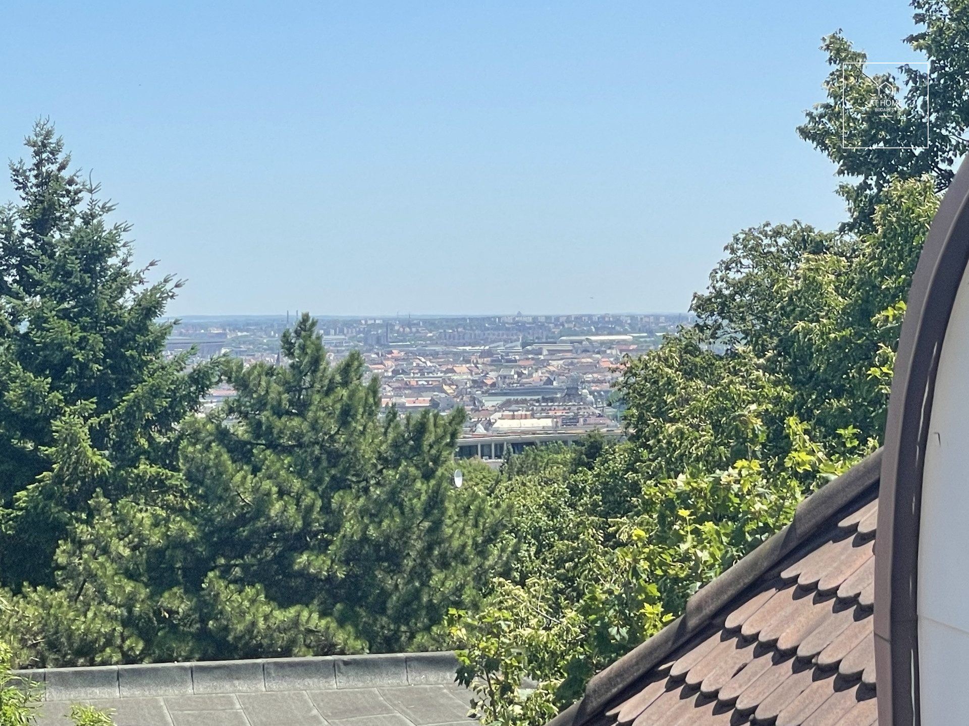 A three-bedroom apartment in a green area is available  in Budapest\'s 2nd district, Rózsadomb.