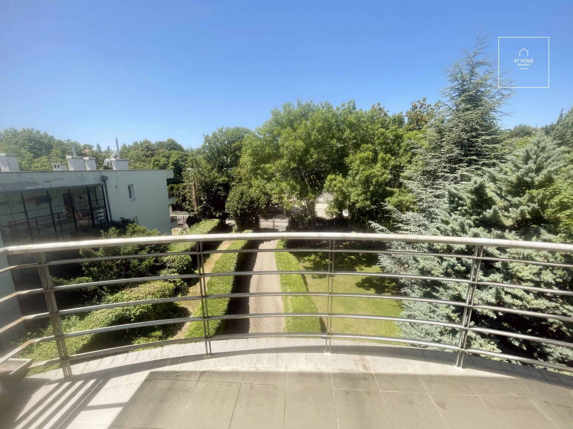 A three-bedroom apartment in a green area is available  in Budapest\'s 2nd district, Rózsadomb.