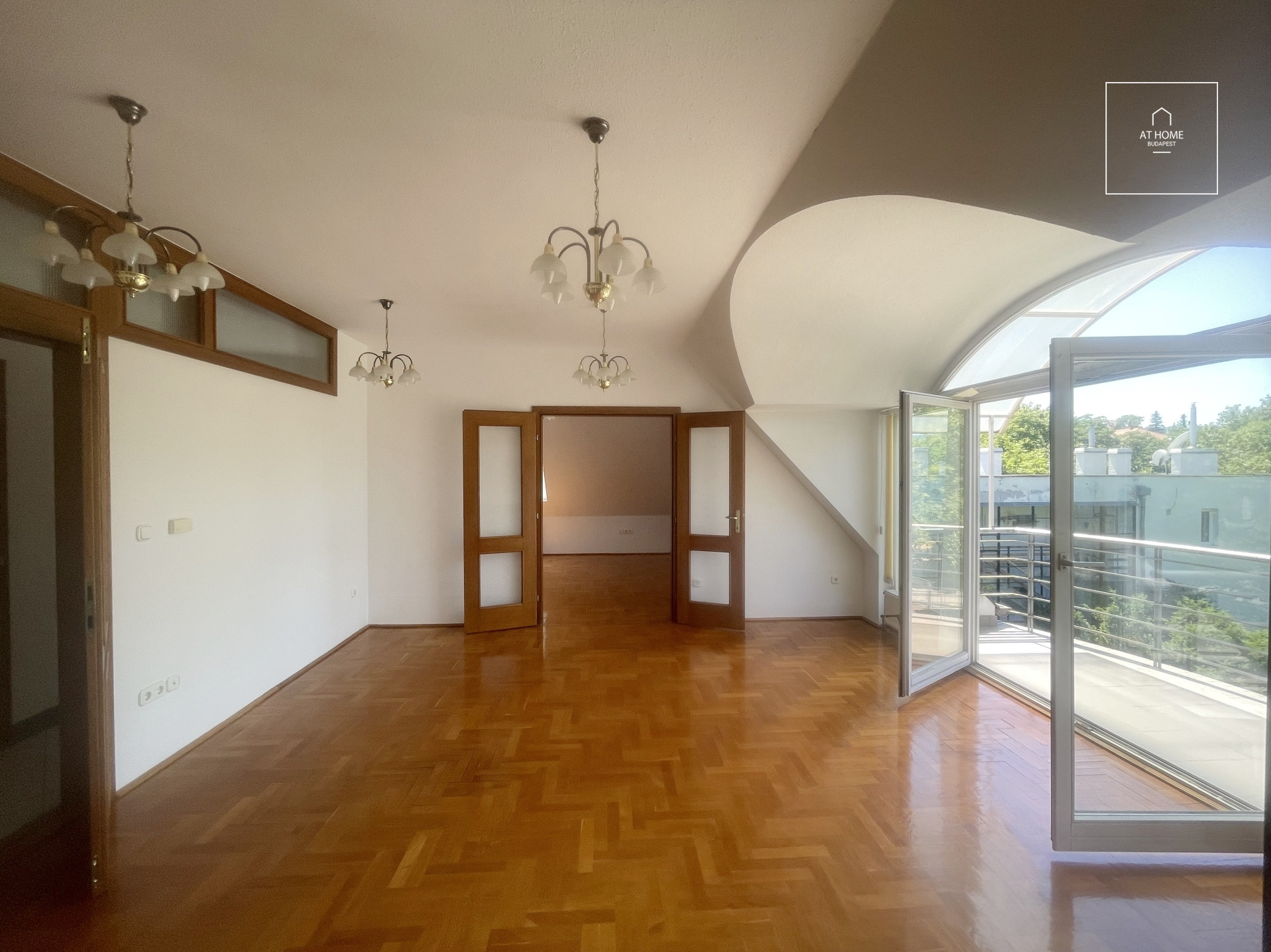 A three-bedroom apartment in a green area is available  in Budapest\'s 2nd district, Rózsadomb.