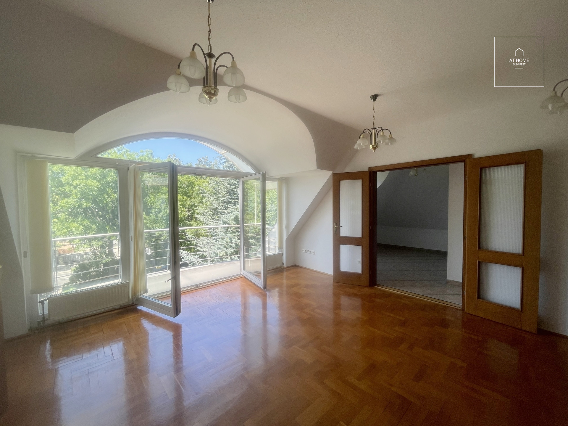 A three-bedroom apartment in a green area is available  in Budapest\'s 2nd district, Rózsadomb.