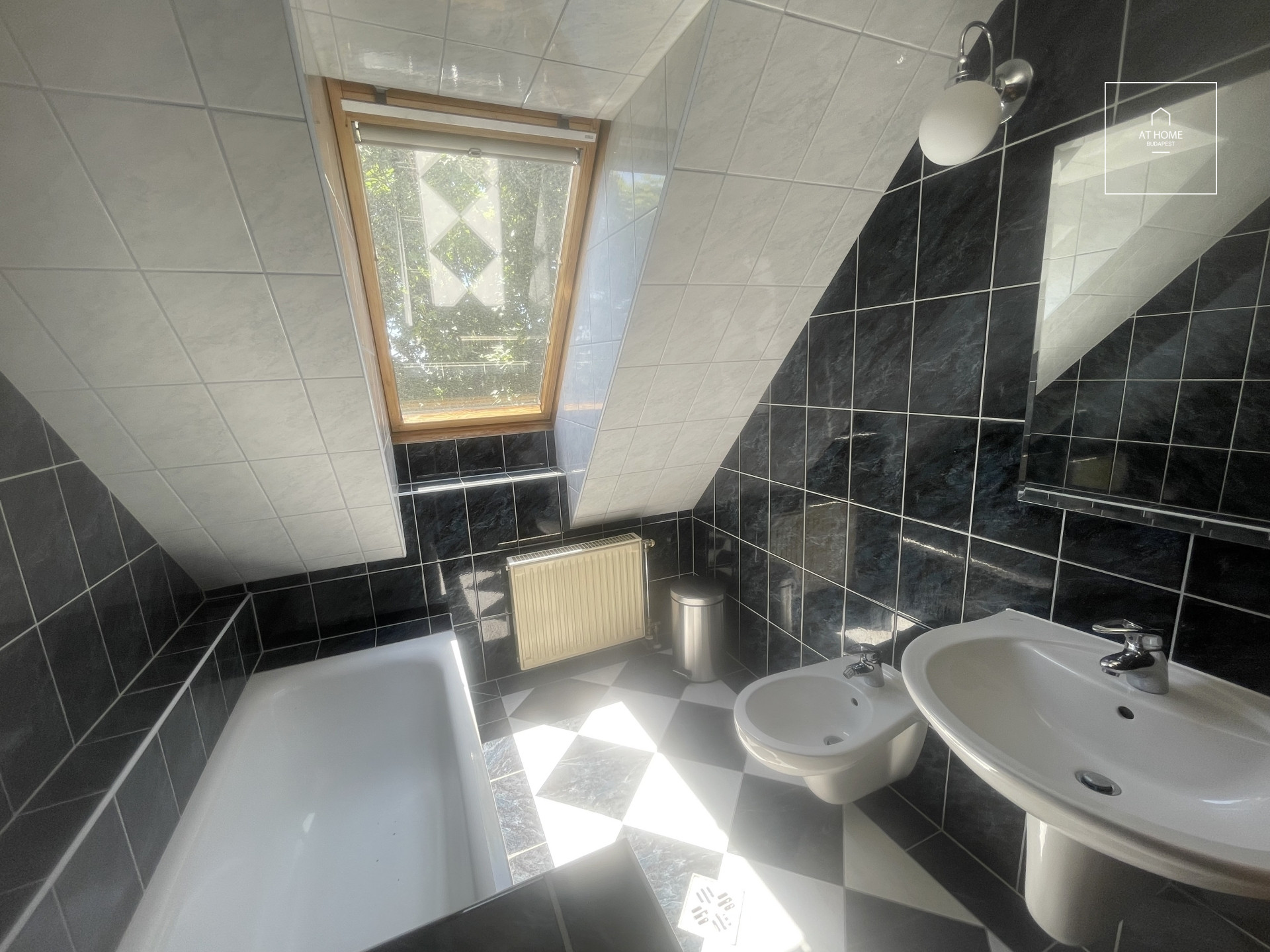 A three-bedroom apartment in a green area is available  in Budapest\'s 2nd district, Rózsadomb.