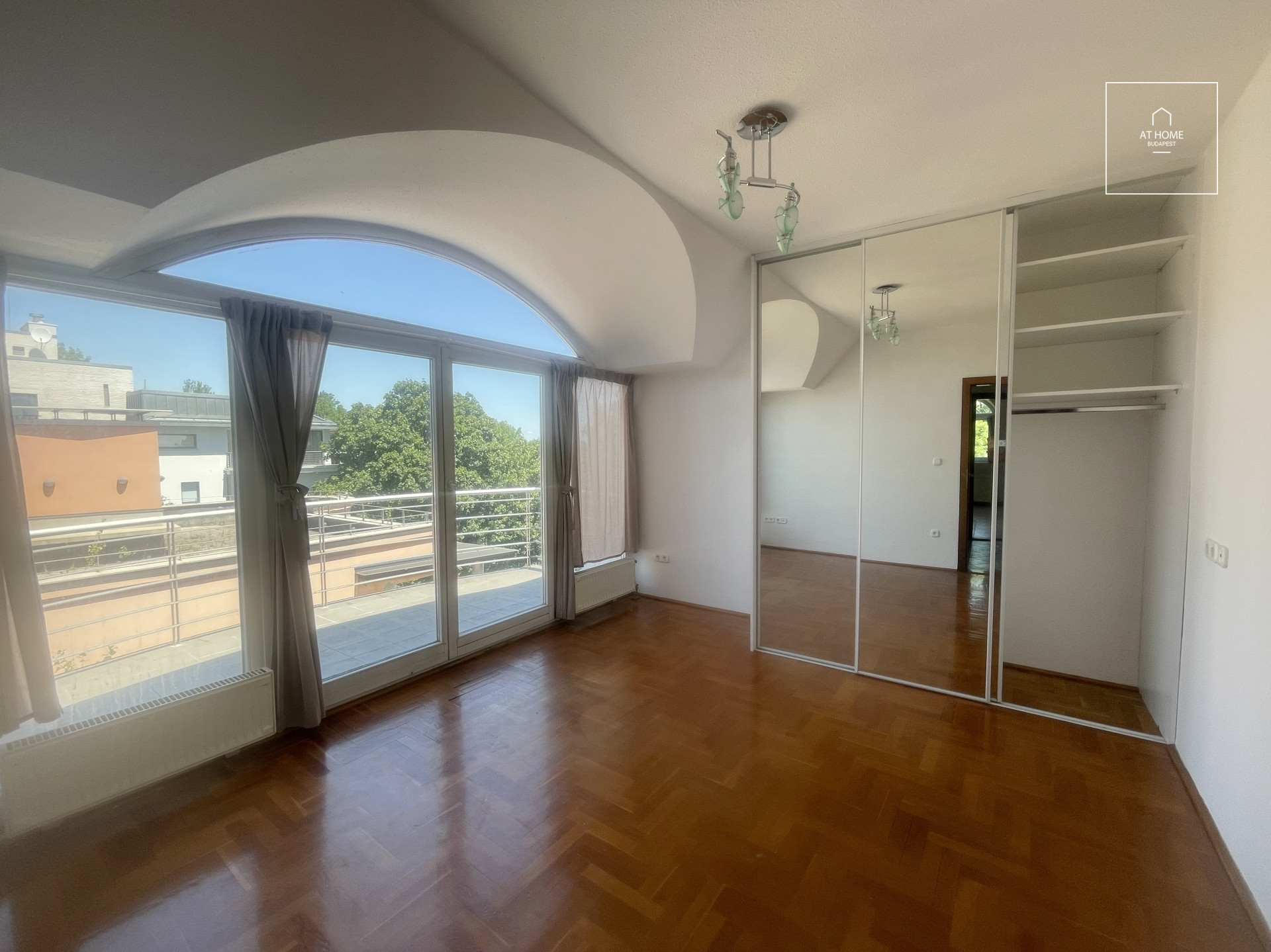 A three-bedroom apartment in a green area is available  in Budapest\'s 2nd district, Rózsadomb.