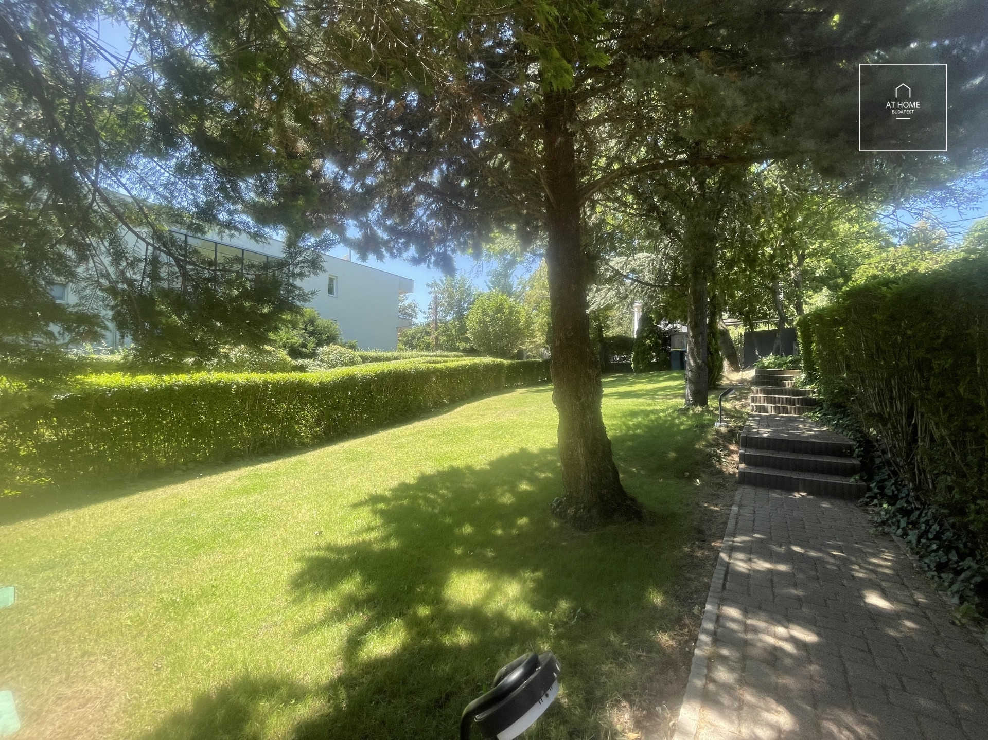 A three-bedroom apartment in a green area is available  in Budapest\'s 2nd district, Rózsadomb.