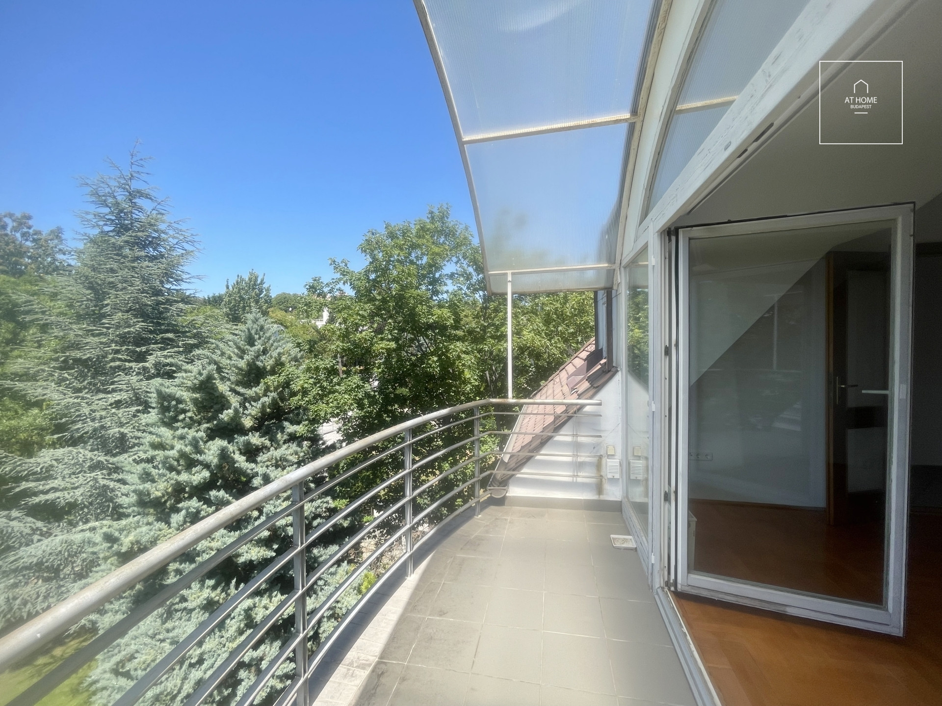 A three-bedroom apartment in a green area is available  in Budapest\'s 2nd district, Rózsadomb.