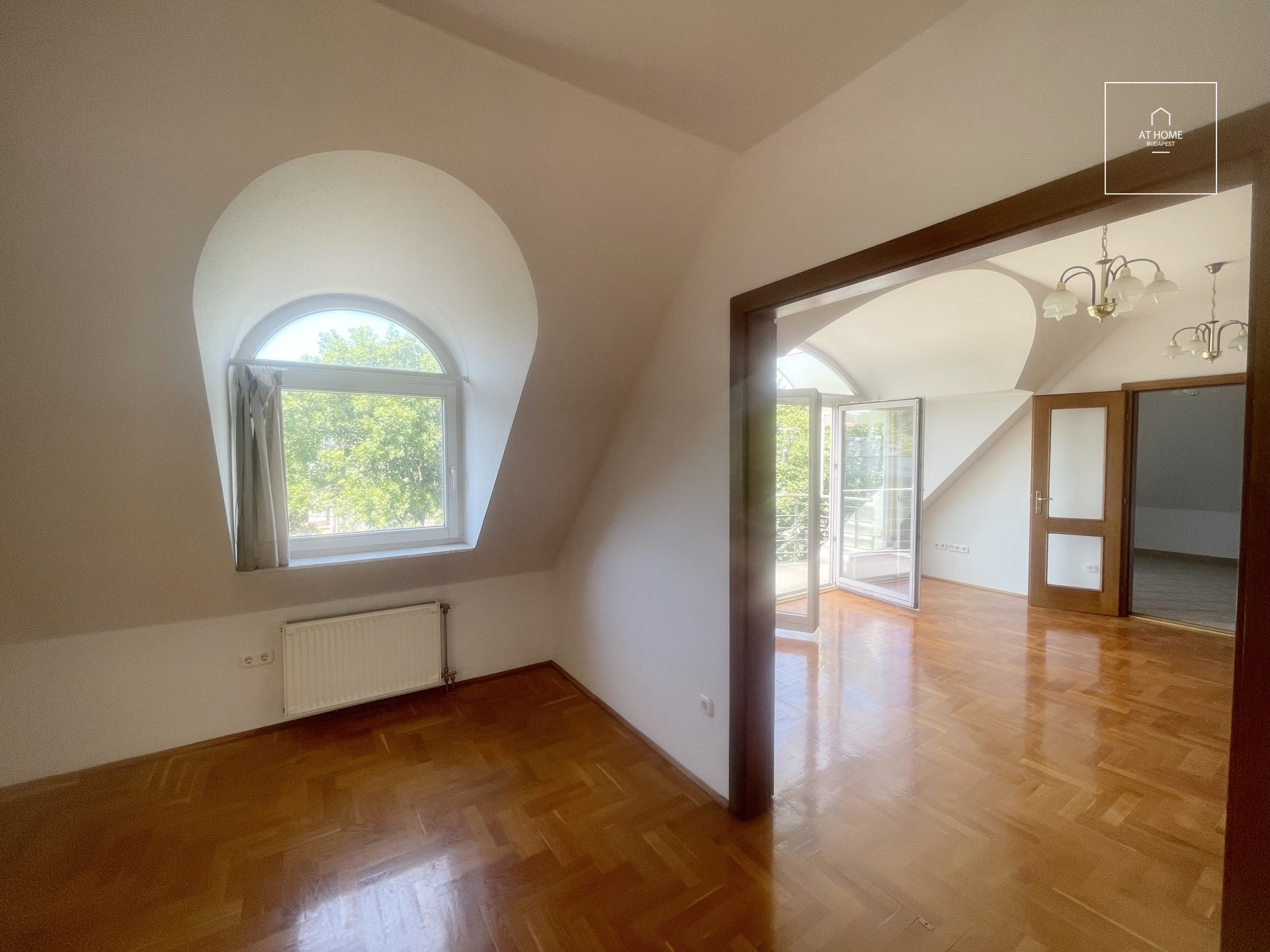 A three-bedroom apartment in a green area is available  in Budapest\'s 2nd district, Rózsadomb.
