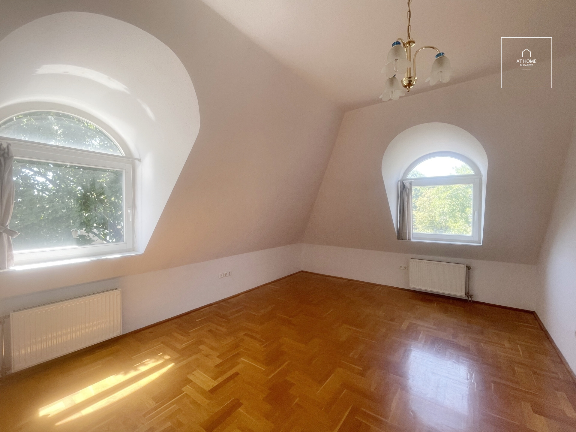 A three-bedroom apartment in a green area is available  in Budapest\'s 2nd district, Rózsadomb.