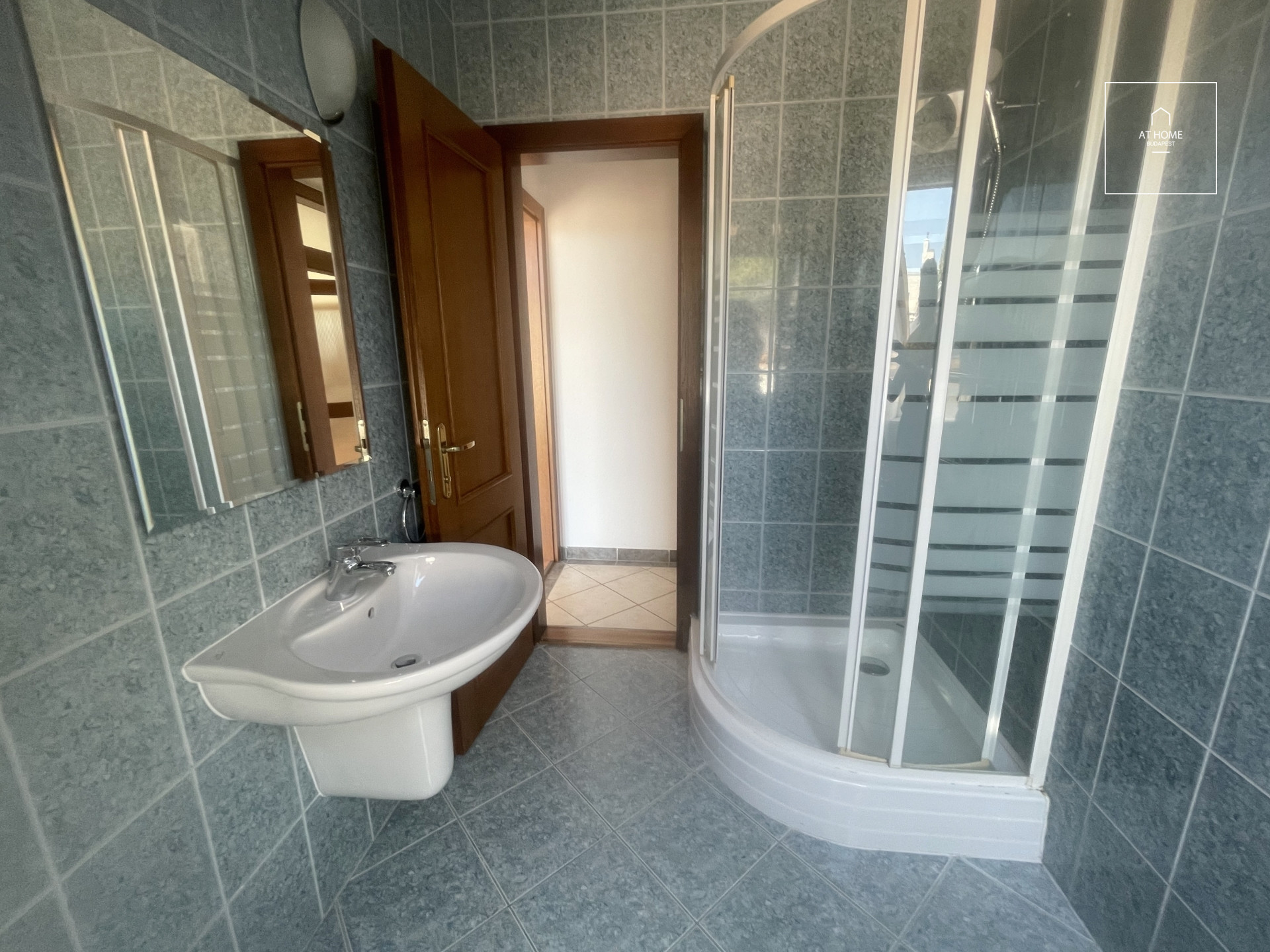 A three-bedroom apartment in a green area is available  in Budapest\'s 2nd district, Rózsadomb.