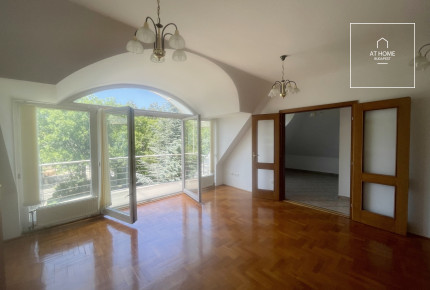 A three-bedroom apartment in a green area is available  in Budapest\'s 2nd district, Rózsadomb.