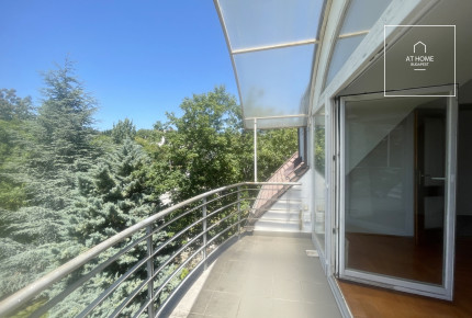 A three-bedroom apartment in a green area is available  in Budapest\'s 2nd district, Rózsadomb.