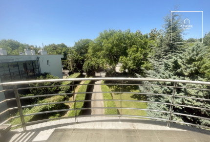 A three-bedroom apartment in a green area is available  in Budapest\'s 2nd district, Rózsadomb.