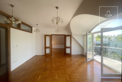 A three-bedroom apartment in a green area is available  in Budapest\'s 2nd district, Rózsadomb.