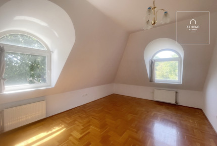 A three-bedroom apartment in a green area is available  in Budapest\'s 2nd district, Rózsadomb.