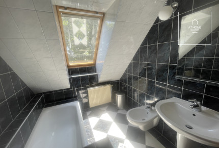 A three-bedroom apartment in a green area is available  in Budapest\'s 2nd district, Rózsadomb.