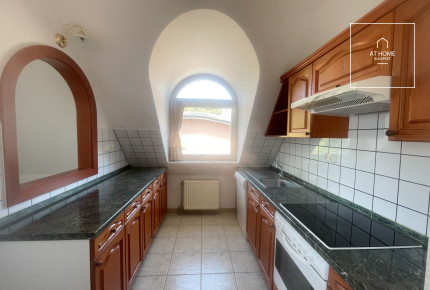 A three-bedroom apartment in a green area is available  in Budapest\'s 2nd district, Rózsadomb.