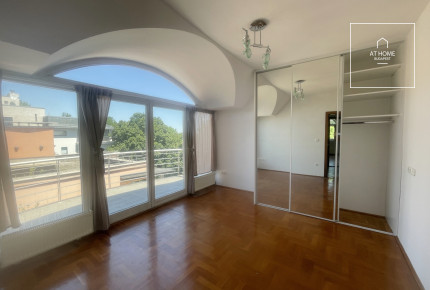 A three-bedroom apartment in a green area is available  in Budapest\'s 2nd district, Rózsadomb.