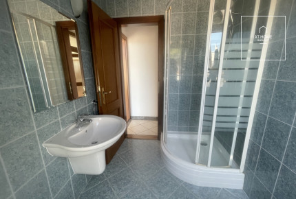 A three-bedroom apartment in a green area is available  in Budapest\'s 2nd district, Rózsadomb.