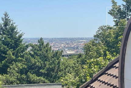 A three-bedroom apartment in a green area is available  in Budapest\'s 2nd district, Rózsadomb.