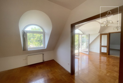 A three-bedroom apartment in a green area is available  in Budapest\'s 2nd district, Rózsadomb.