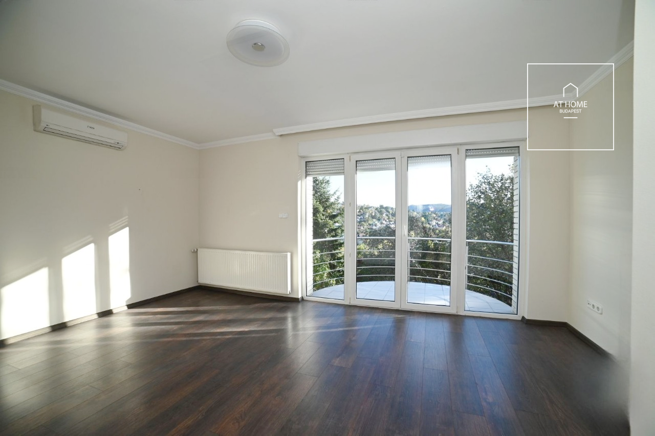 Spacious Three-Storey Family House Near the French School II/A. district, Remetekertváros
