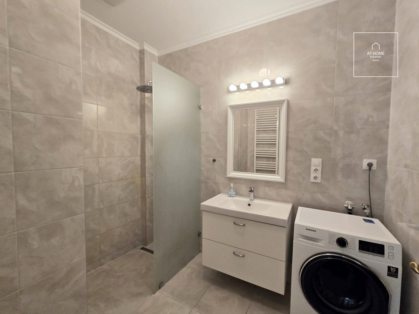 Refurbished beautiful 2-bedroom apartment for rent in Budapest II. district