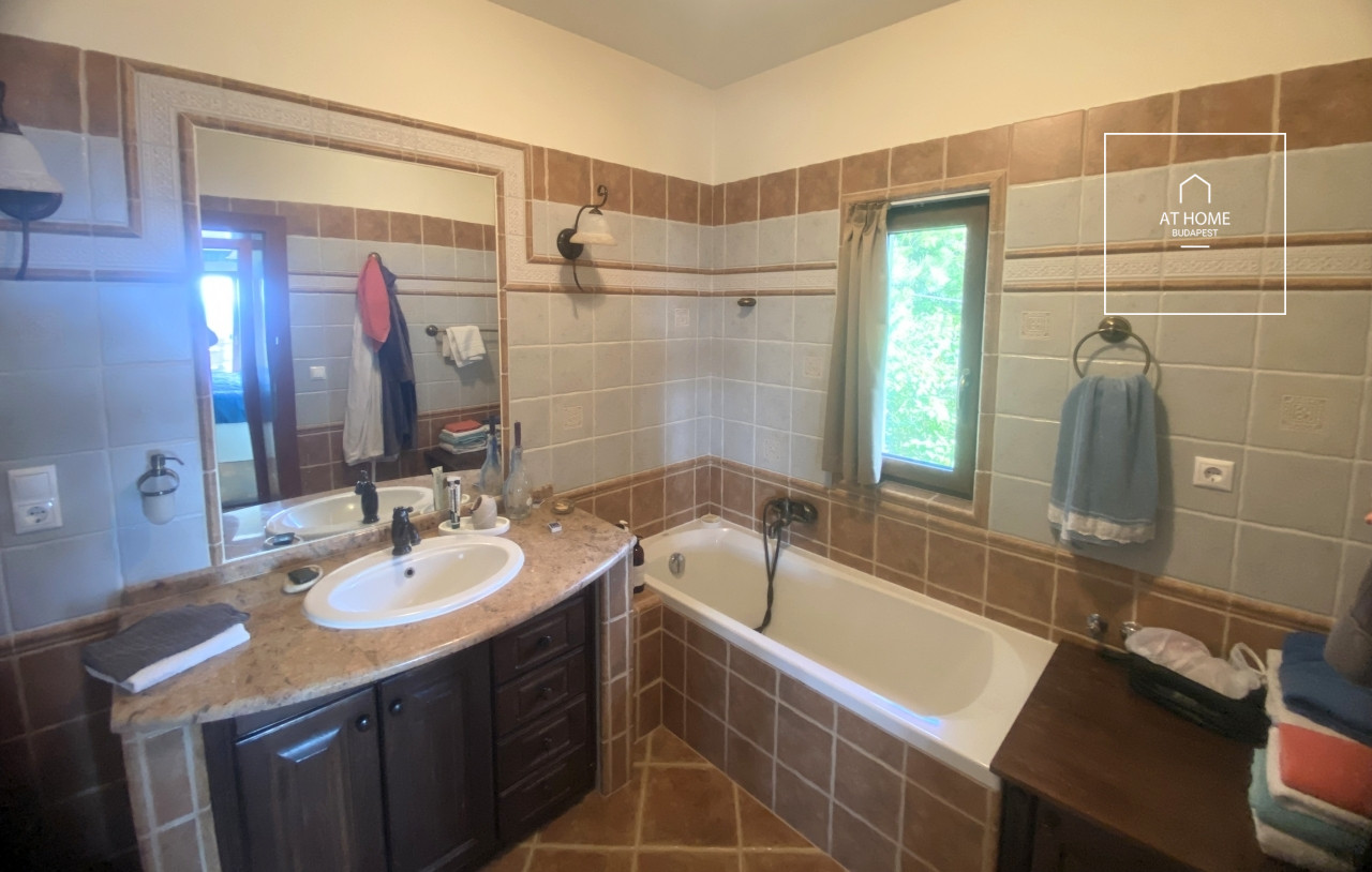 350 sqm family home with city panorama and a well-kept garden in District XII, Mártonhegy