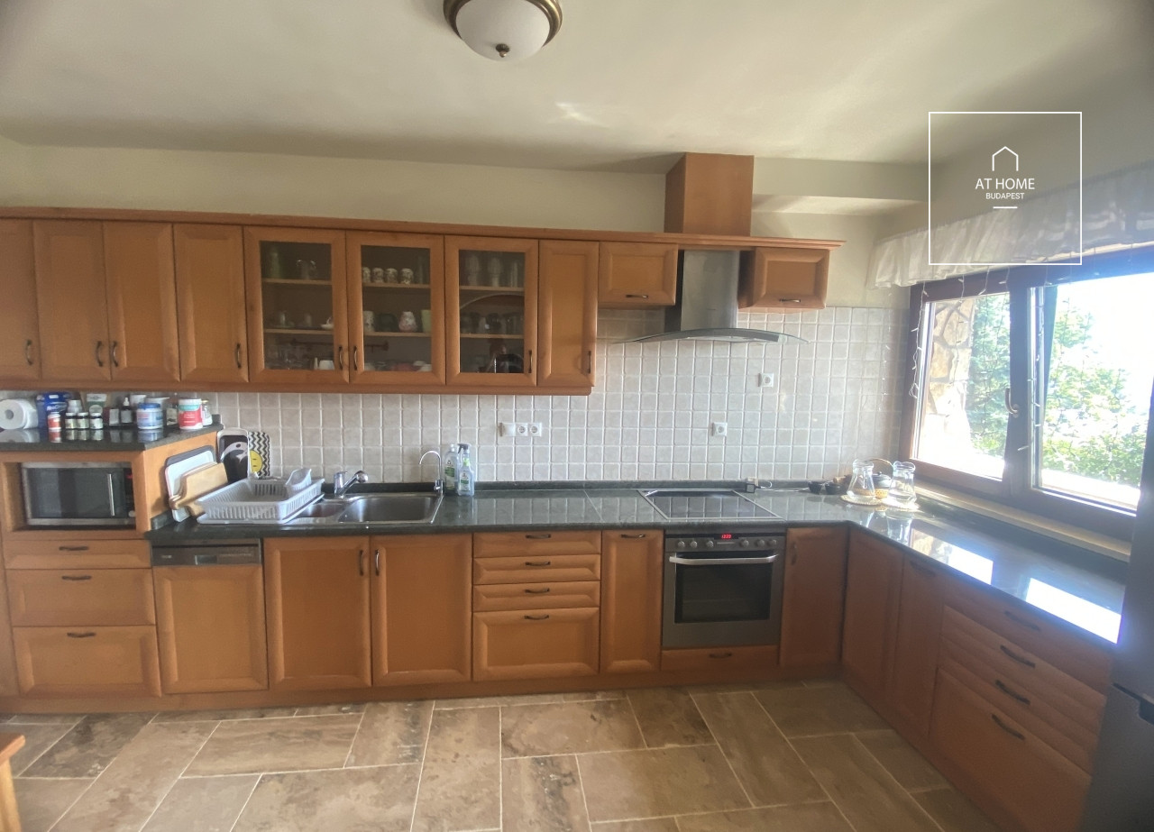 350 sqm family home with city panorama and a well-kept garden in District XII, Mártonhegy