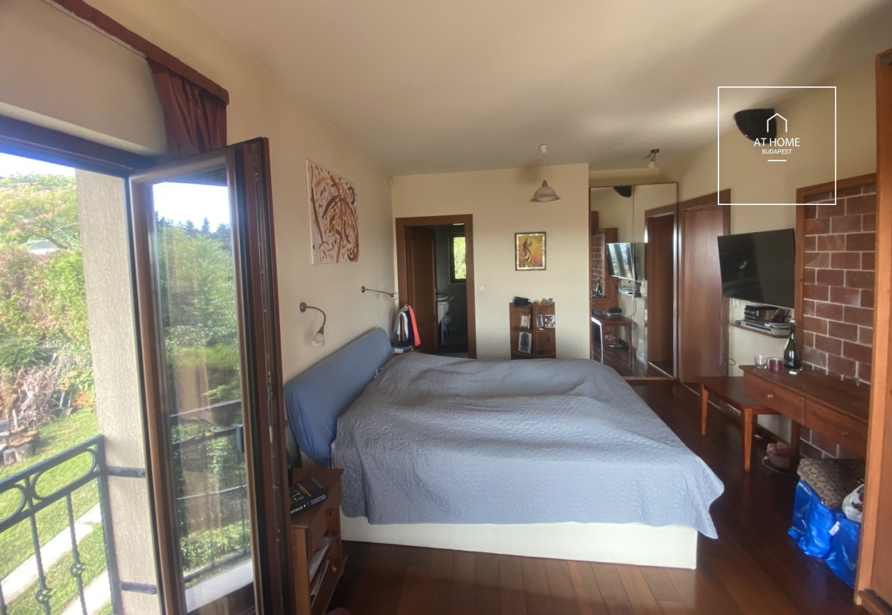 350 sqm family home with city panorama and a well-kept garden in District XII, Mártonhegy