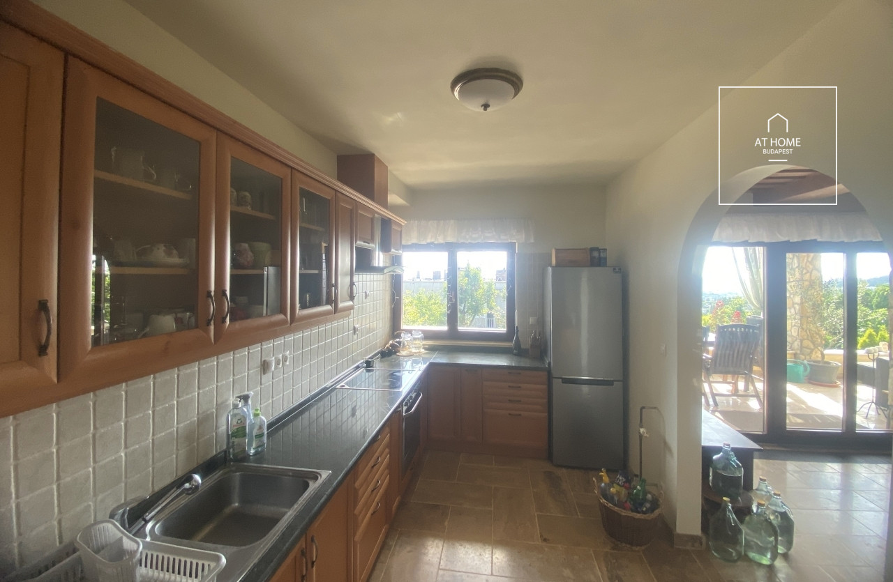 Városi panorámás 350nm-es családi ház gondozott kerttel XII. kerület, Mártonhegy