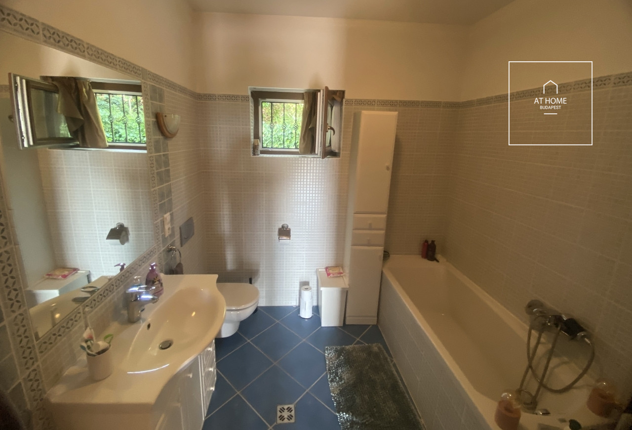 350 sqm family home with city panorama and a well-kept garden in District XII, Mártonhegy