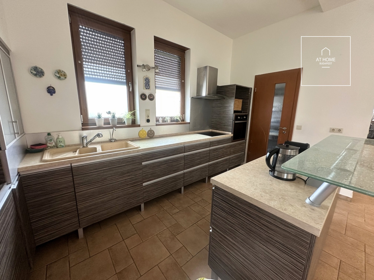 Three-storey 520 sqm family house in District II/A, Pesthidegkút-Ófalu