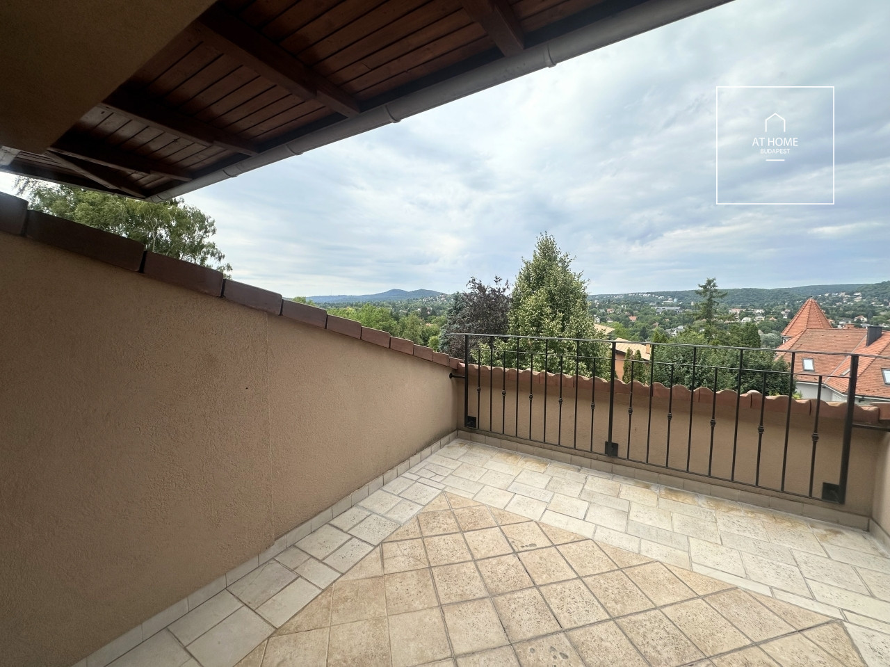 Three-storey 520 sqm family house in District II/A, Pesthidegkút-Ófalu