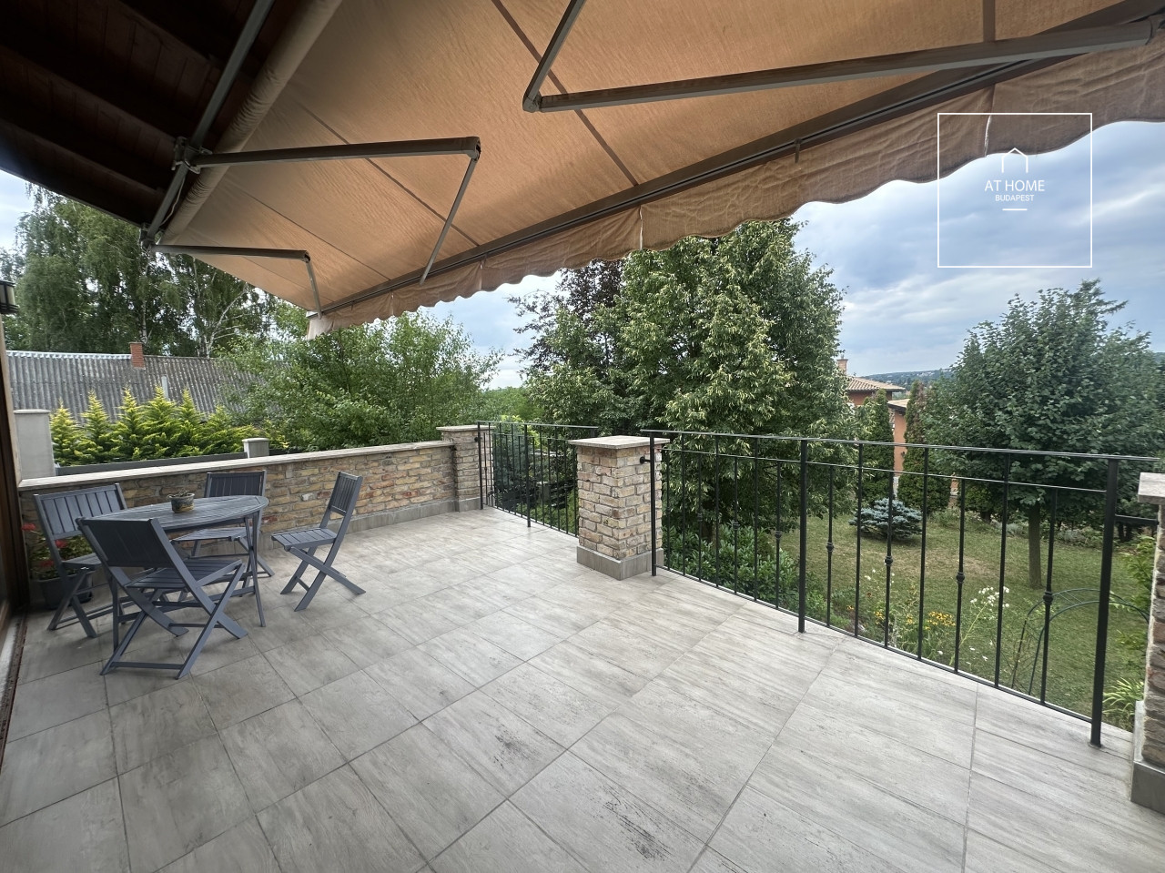 Three-storey 520 sqm family house in District II/A, Pesthidegkút-Ófalu