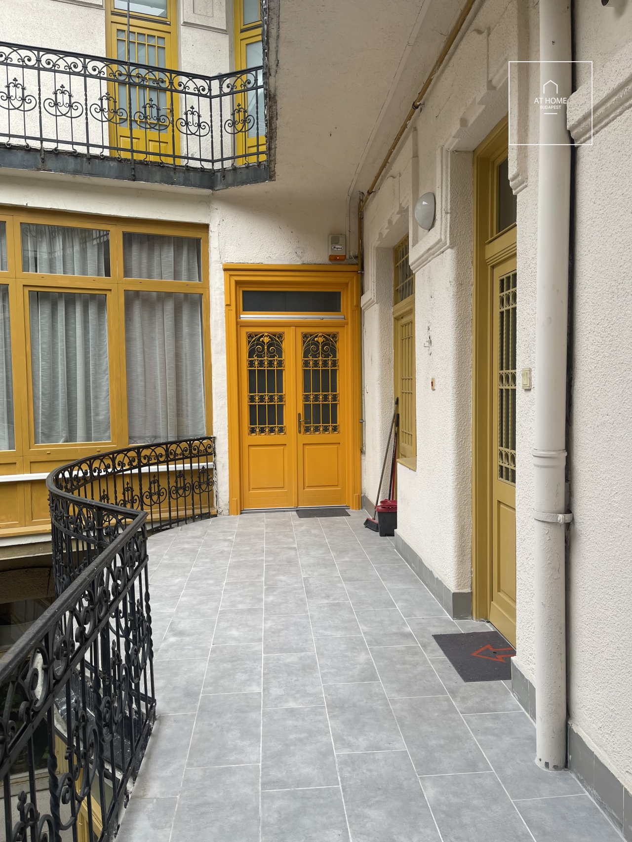 Renovated, elegant classic apartment in the heart of Budapest’s 5th district.