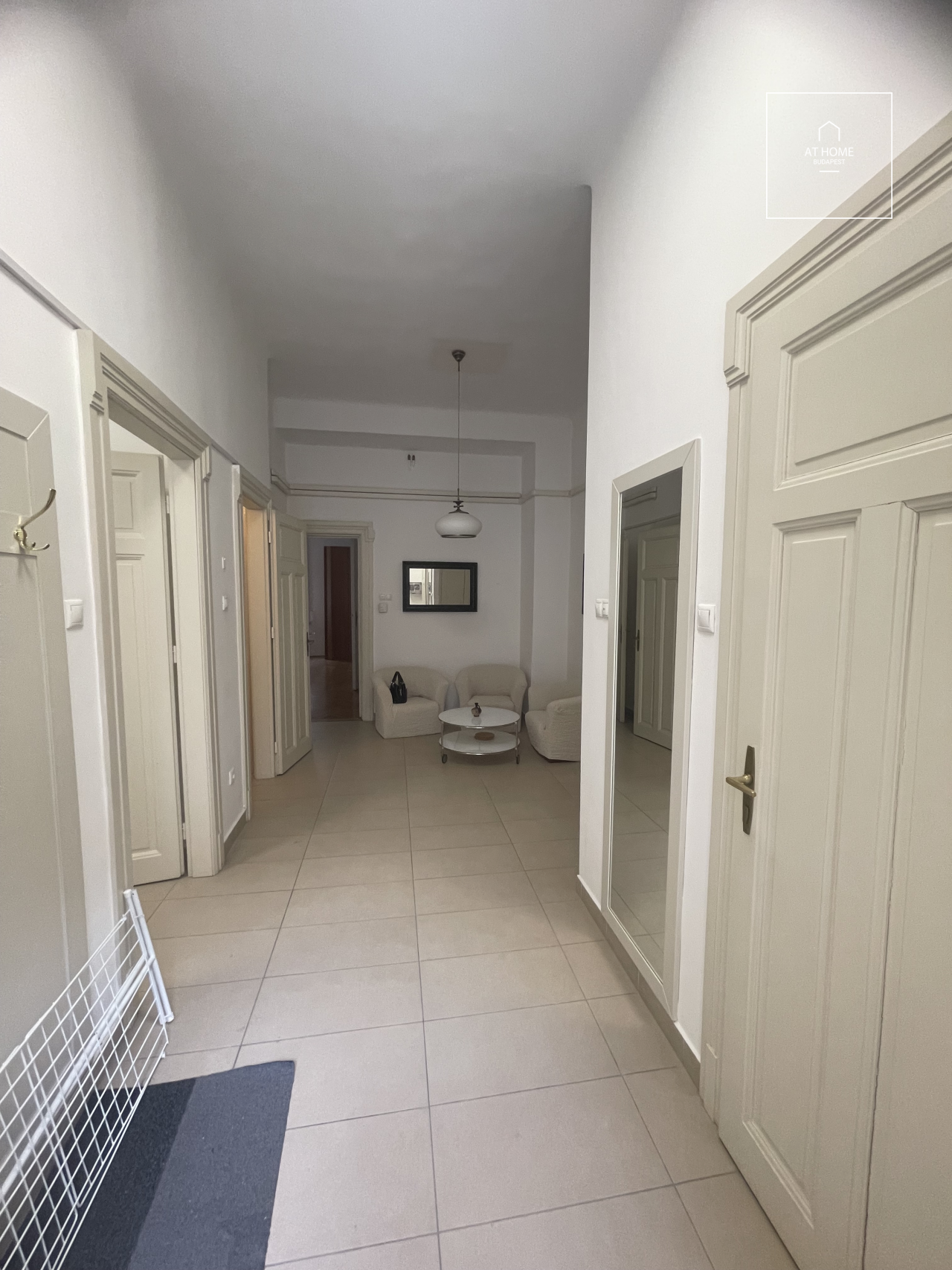 Renovated, elegant classic apartment in the heart of Budapest’s 5th district.