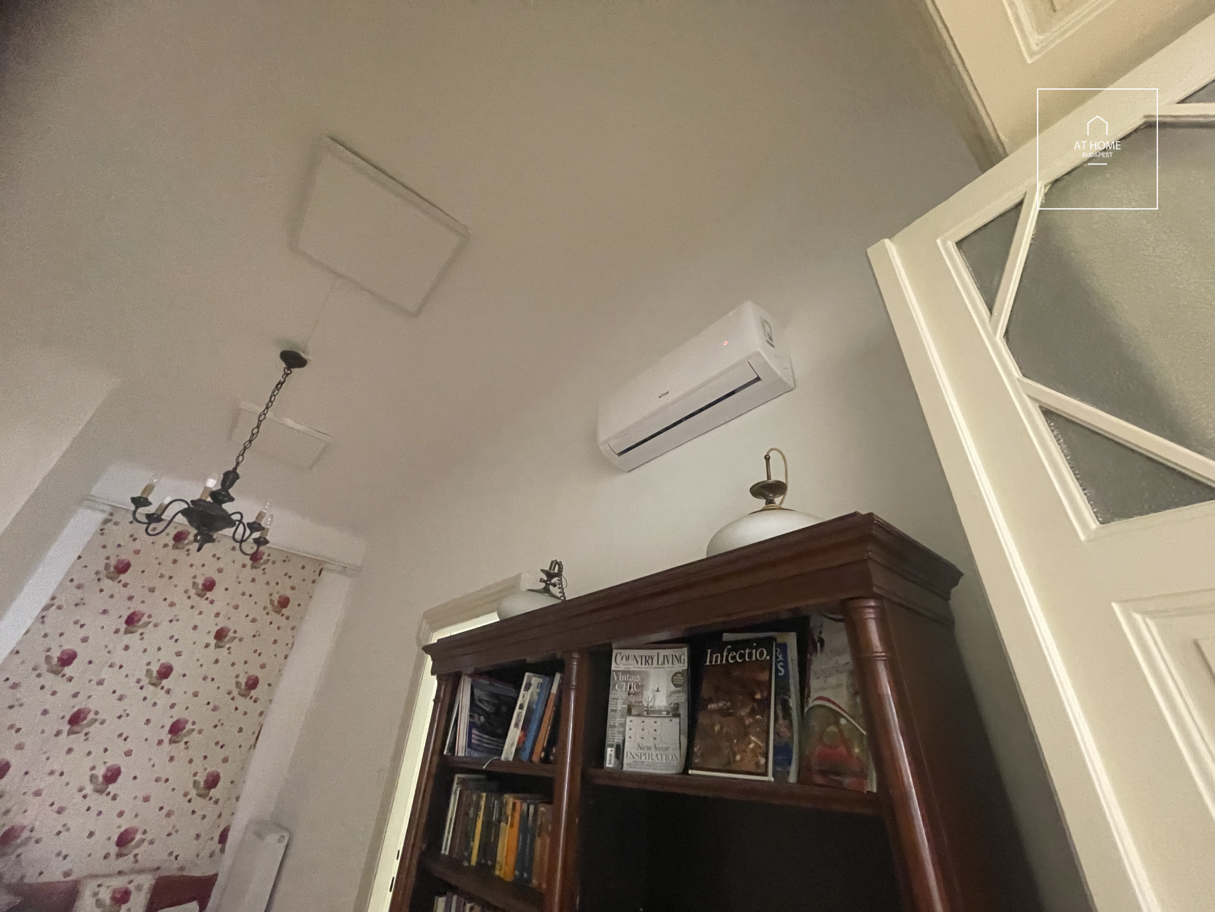 Renovated, elegant classic apartment in the heart of Budapest’s 5th district.